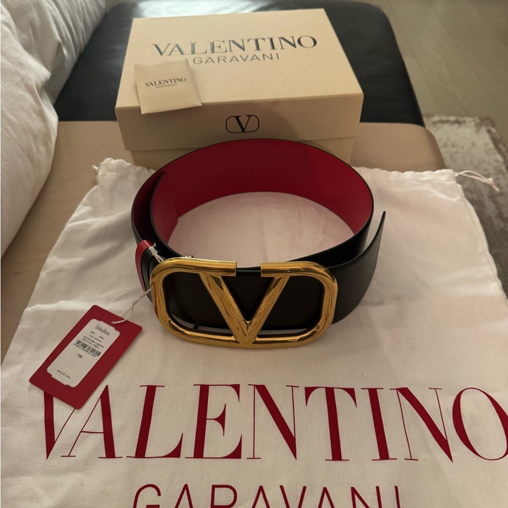 Valentino Garavani VLogo Signature reversible belt in glossy calfskin leather.